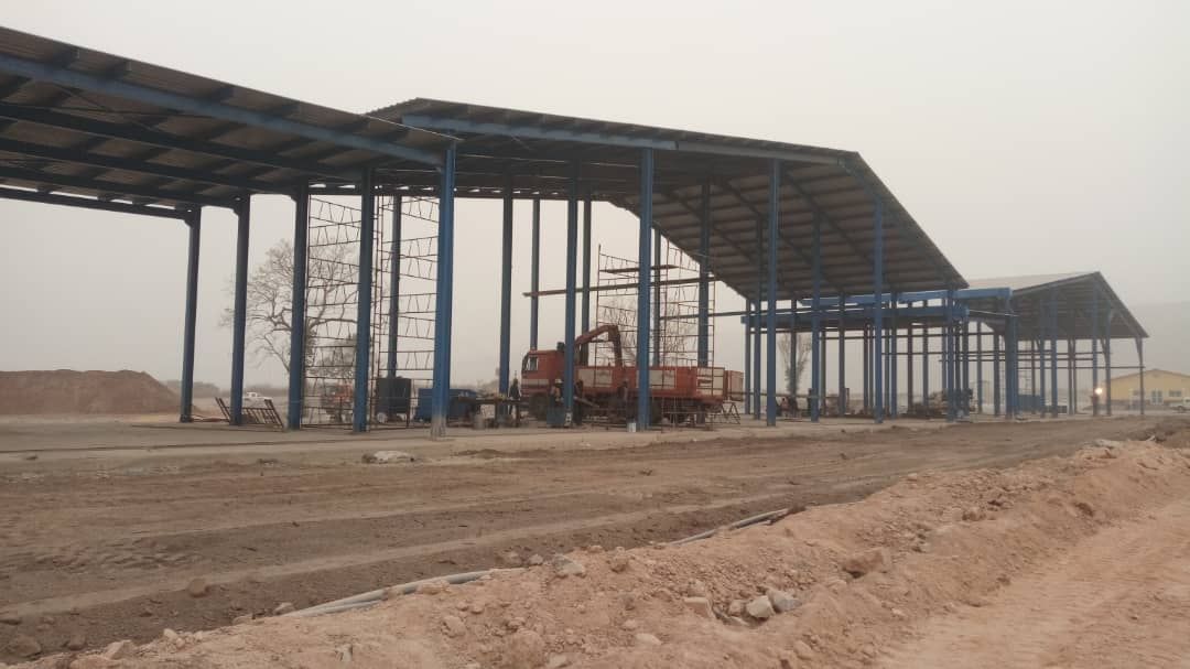 Ossature métallique de l'atelier pour engins lourds à Gounkoto