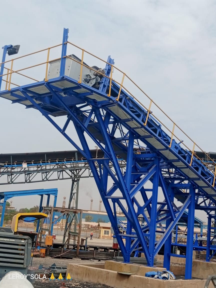 Structure de concasseur repeinte en bleu sur le site de Loulo