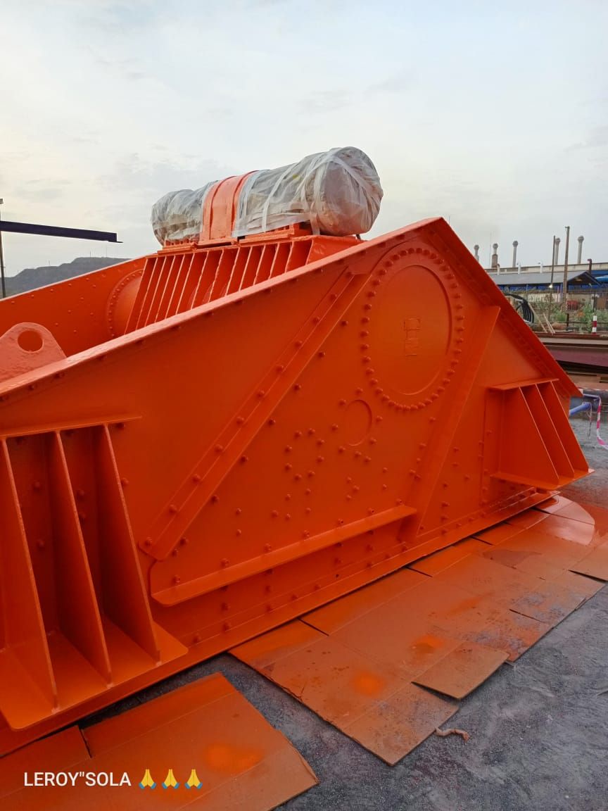 Crible vibrant repeint en orange sur le site de Loulo