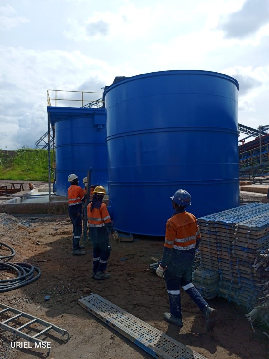 Deux cuves à chaux peintes en bleu sur le site de Loulo